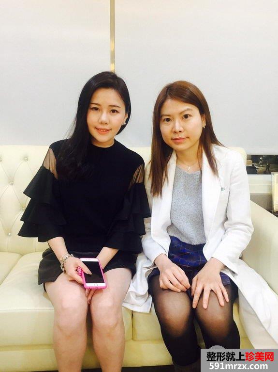 部落客Julia与郑钧云医师合照