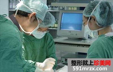大龄剩女患癌失乳 千里赴深重造“事业线”