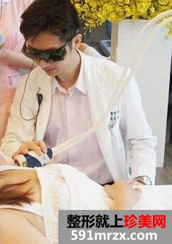 给大家看看脱腋毛过程 夏天可以穿美美的吊带衫了