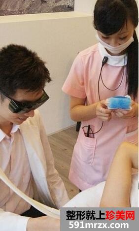 给大家看看脱腋毛过程 夏天可以穿美美的吊带衫了