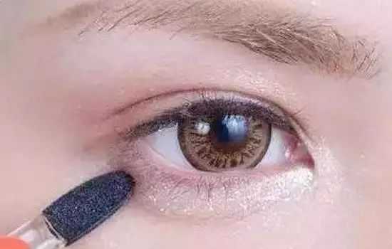 眼袋抽脂几天能碰水