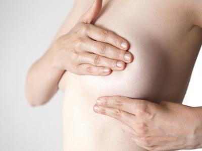 产后哺乳要注意，如何防止产后乳房下垂