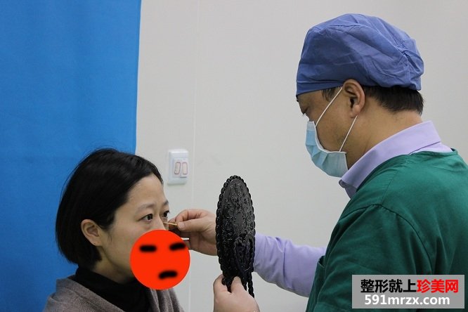 祛眼袋手术 找回了年轻的感觉