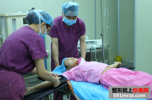 美国曼托假体隆胸手术前后对比效果照片和恢复过程
